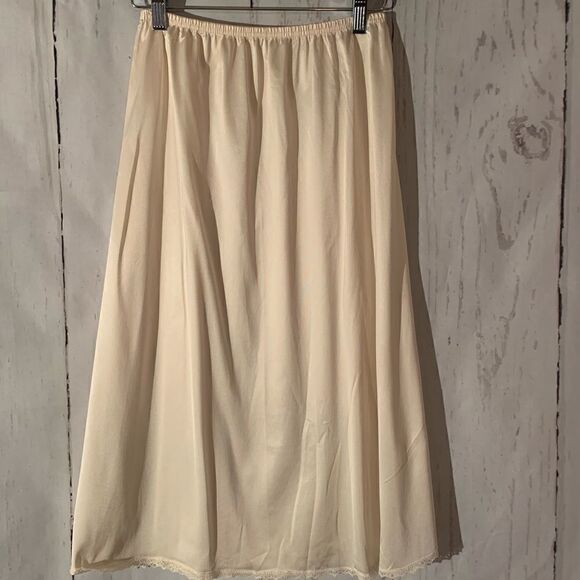 Vanity Fair 1/2 Slip Size Small - Picture 2 of 2